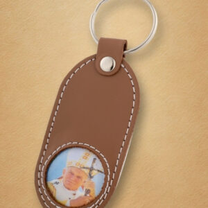 Skórzany brelok z wizerunkiem św. Jana Pawła II (tonacja srebrna)