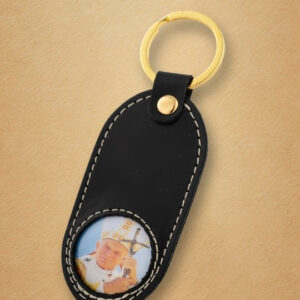 Skórzany brelok z wizerunkiem św. Jana Pawła II (w tonacji złotej)